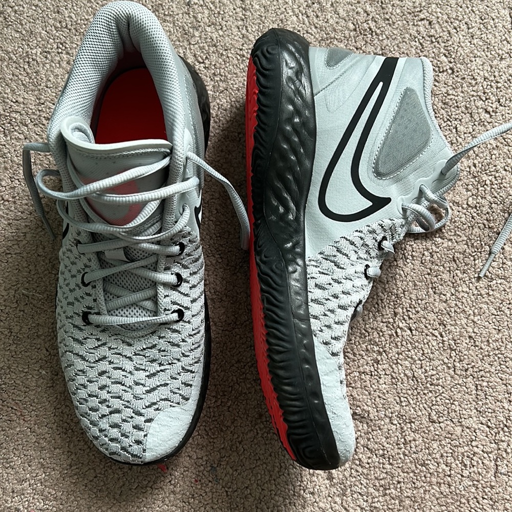 Nike low top basketball shoes. Men’s 9.5. Worn once.